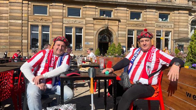 Aficionados del Athletic disfrutan de la soleada mañana de Glasgow / José Manuel Monje Aficionados del Athletic disfrutan de la soleada mañana de Glasgow / José Manuel Monje