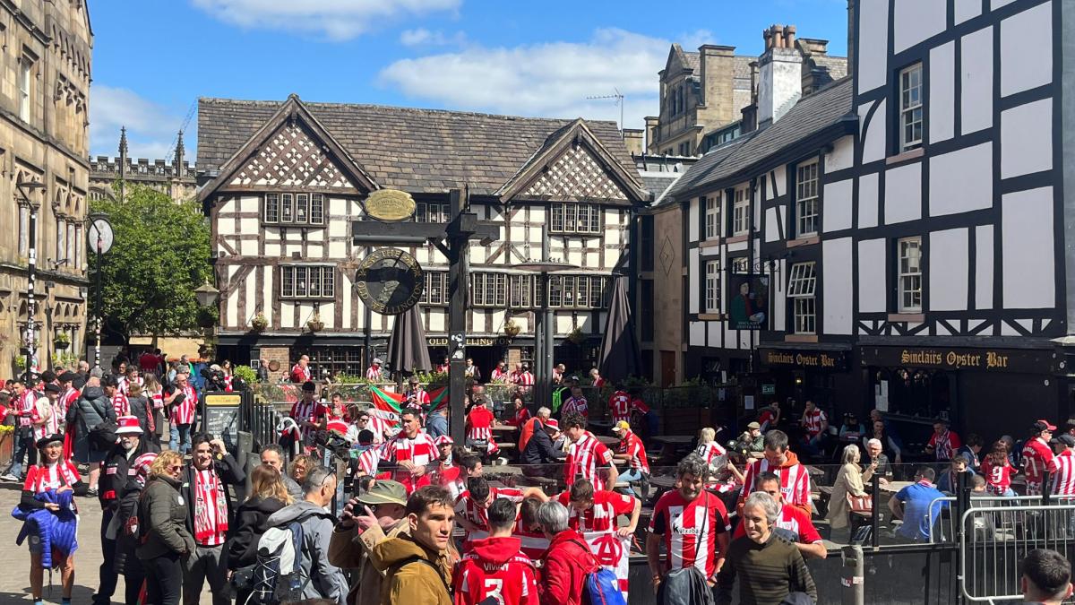 La afición del Athletic se concentra en las inmediaciones de Shambles Square 