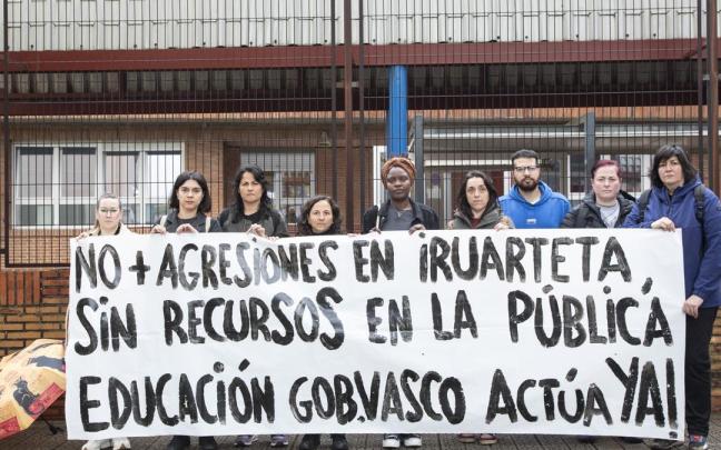 Se están manifestando frente al colegio durante esta semana. DEIA Se están manifestando frente al colegio durante esta semana. DEIA