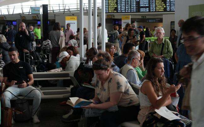 Caos por el viento en el aeropuerto de Bilbao: miles de pasajeros afectados por la cancelación y el desvío de sus vuelos | Foto: Deia, Jose Mari Martínez Caos por el viento en el aeropuerto de Bilbao: miles de pasajeros afectados por la cancelación y el desvío de sus vuelos | Foto: Deia, Jose Mari Martínez
