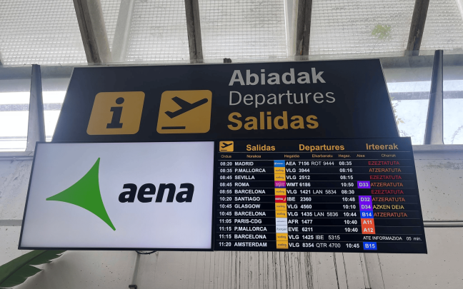 Panel de vuelos retrasados en el aeropuerto de Loiu. ONDA VASCA Panel de vuelos retrasados en el aeropuerto de Loiu. ONDA VASCA