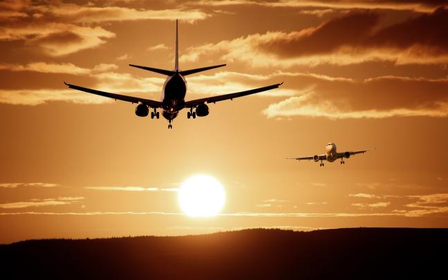 Imagen de dos aviones en vuelo. Foto: PIXABY Imagen de dos aviones en vuelo. Foto: PIXABY