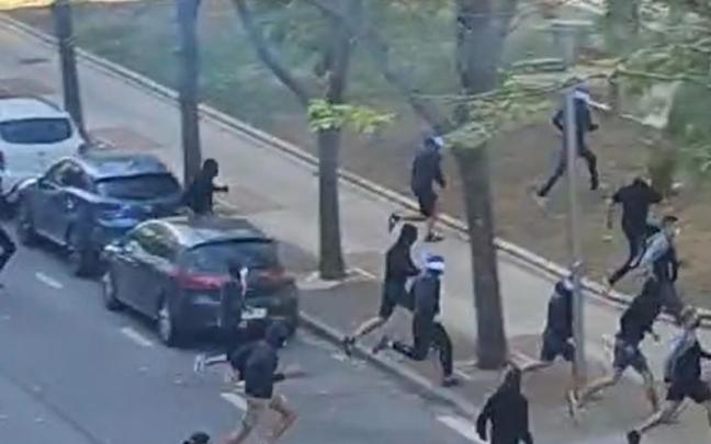 Ultras corriendo tras los altercados en Gasteiz. NOTICIAS DE ALAVA Ultras corriendo tras los altercados en Gasteiz. NOTICIAS DE ALAVA
