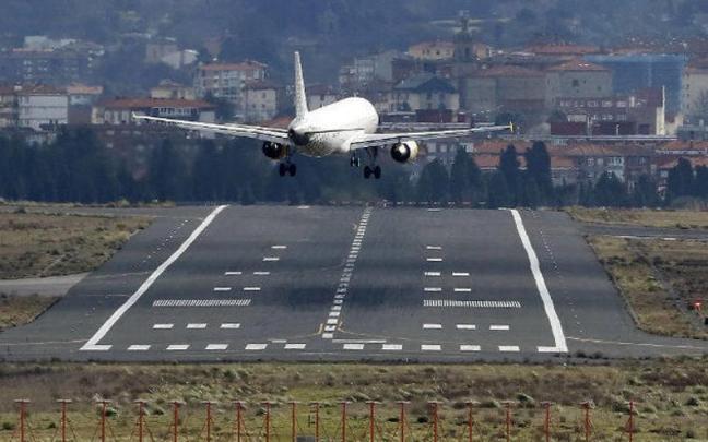 Imagen de archivo de un avión en el aeropuerto de Loiu | Deia Imagen de archivo de un avión en el aeropuerto de Loiu | Deia
